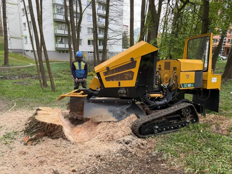 Frézovanie pňa pásovou frézou Vermeer SC48TX